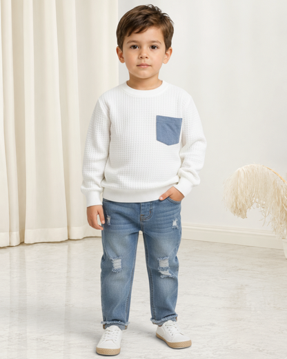 Ensemble Le Cocon d'Or pour enfant avec pull blanc texturé à poche denim et jean bleu déchiré décontracté