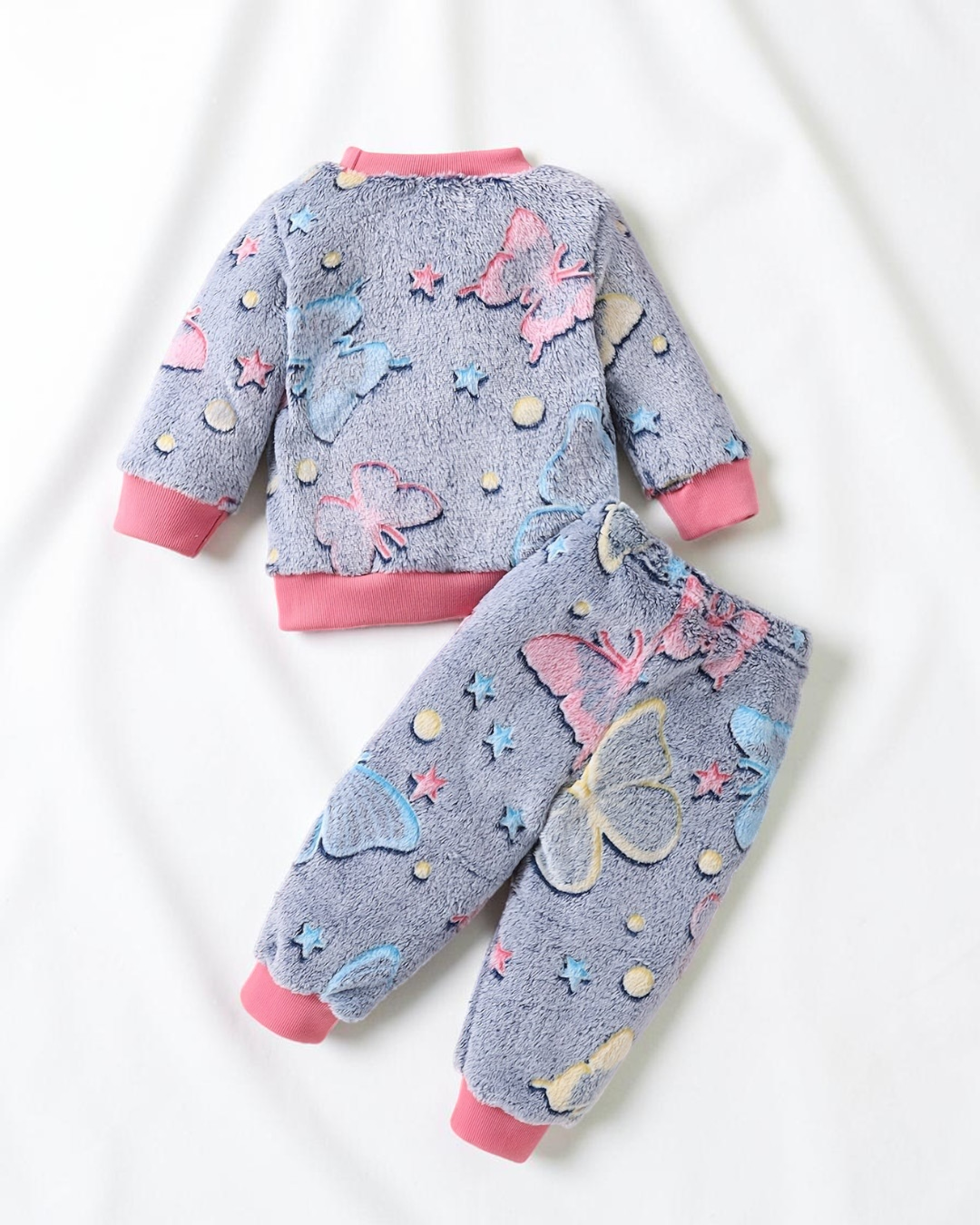 Ensemble de pyjama deux pièces Le Cocon d'Or en flanelle grise avec imprimé papillons et étoiles pour bébé fille