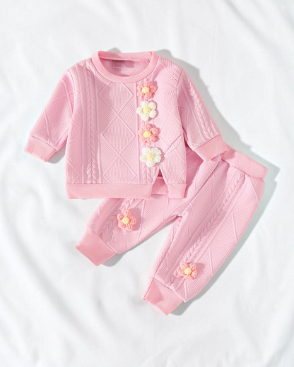 Ensemble Le Cocon d'Or pour bébé en maille rose avec fleurs décoratives, haut à manches longues et pantalon assorti