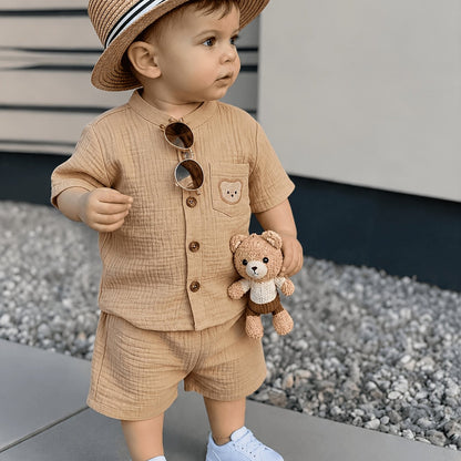 Ensemble 2 pièces : Chemise à manches courtes et col montant et short d'été pour garçon de 0 à 3 ans. Comprend un écusson d'ourson, convient aux scènes de plein air pour les petits garçons, simple, décontracté et polyvalent, parfait pour l'extérieur
