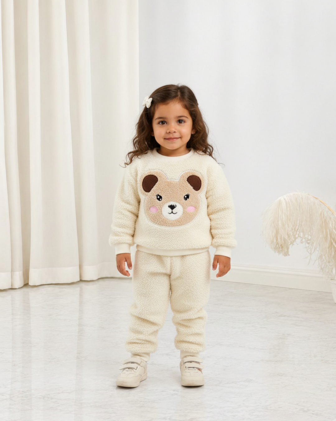 Ensemble pyjama Le Cocon d'Or en peluche crème avec motif ours mignon pour bébé, coupe confortable et douce.