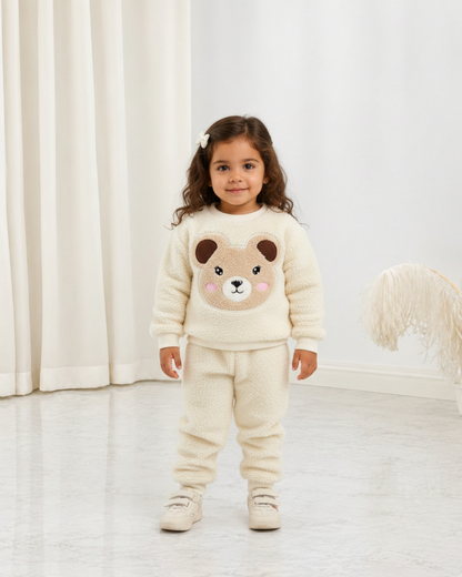 Ensemble pyjama Le Cocon d'Or en peluche crème avec motif ours mignon pour bébé, coupe confortable et douce.