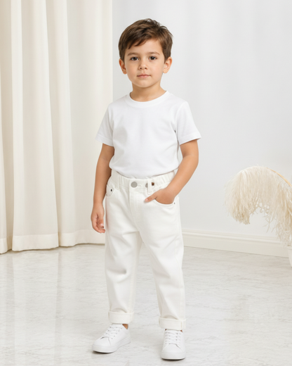 Jeune garçon portant un pantalon décontracté blanc Le Cocon d'Or avec une taille élastique et un t-shirt assorti