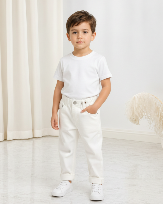 Jeune garçon portant un pantalon décontracté blanc Le Cocon d'Or avec une taille élastique et un t-shirt assorti