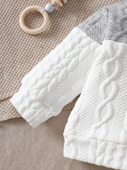 Ensemble d'automne et d'hiver pour bébés garçons, comprenant un haut tricoté à manches longues avec blocs de couleurs gris et blanc, et un pantalon à revers, parfait pour les sorties confortables en extérieur.