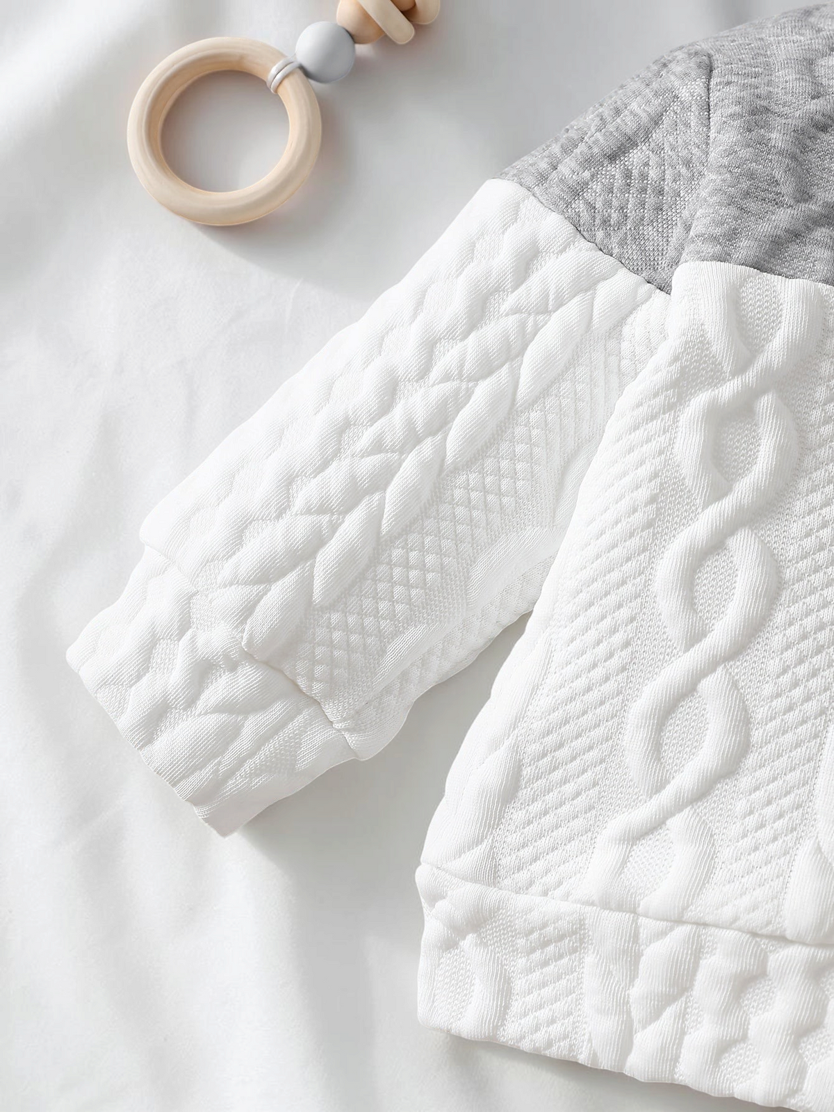 Ensemble Le Cocon d'Or pour bébé garçon avec haut tricoté à manches longues, motifs torsadés gris et blanc