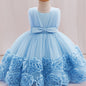 Une robe de princesse sans manches pour bébés filles avec des fleurs tridimensionnelles, du tulle moelleux et des broderies de perles, idéale pour les fêtes de premier anniversaire, les bals de promo et les cérémonies de mariage