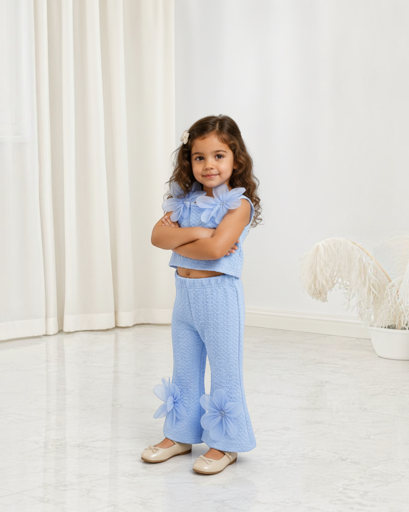 Ensemble Le Cocon d'Or pour petite fille bleu clair avec haut sans manches et pantalon évasé à fleurs en relief