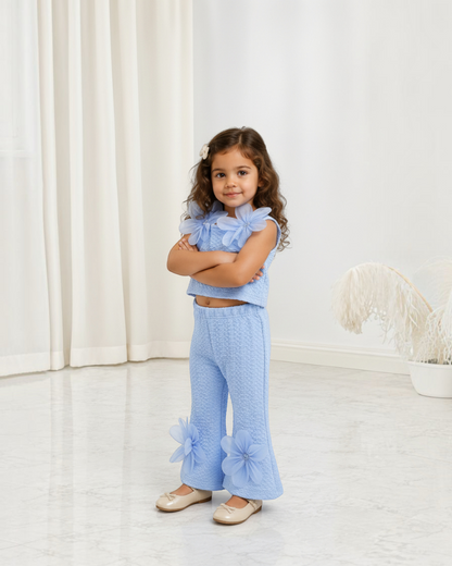 Ensemble Le Cocon d'Or pour petite fille bleu clair avec haut sans manches et pantalon évasé à fleurs en relief