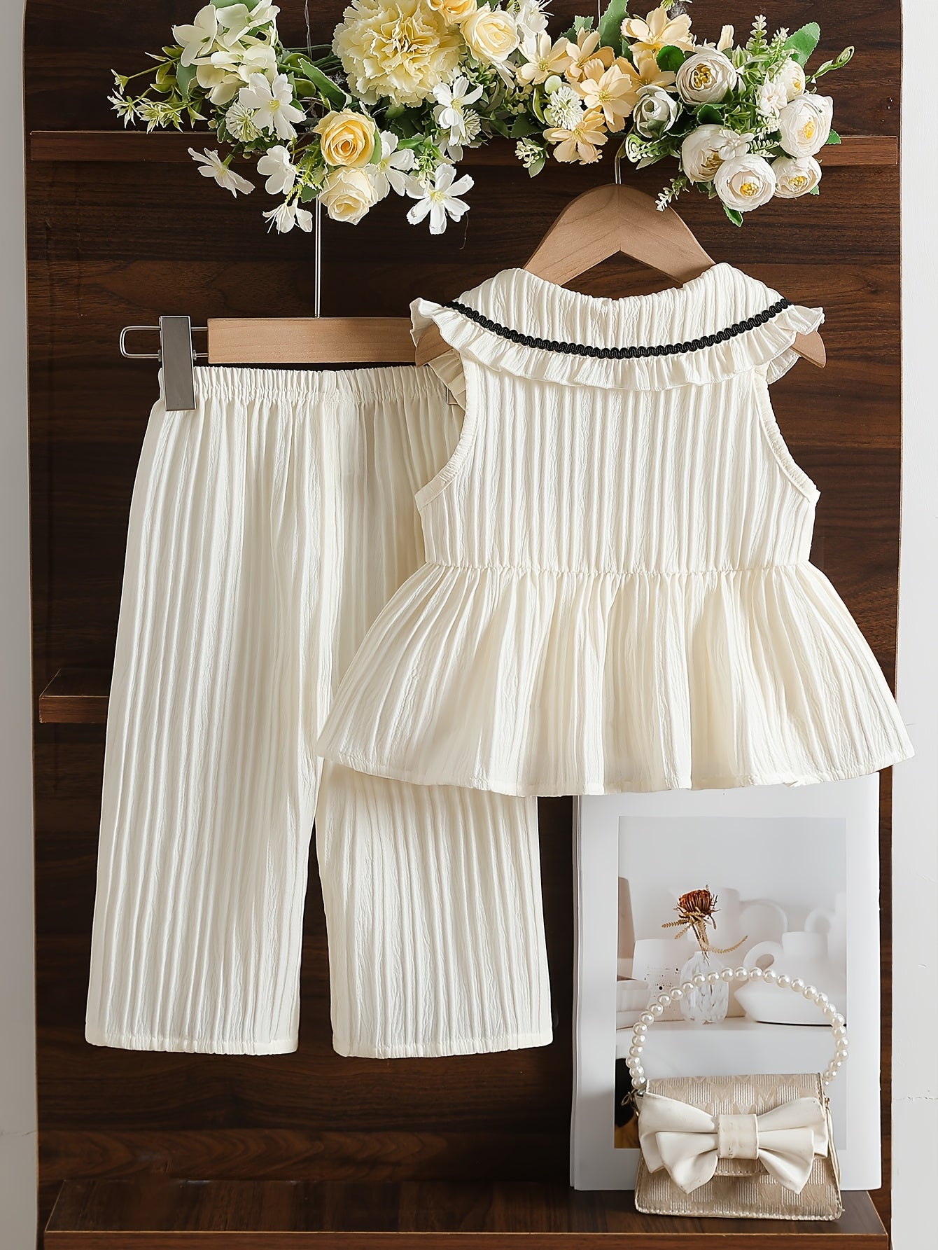 Ensemble 2 pièces pour petites filles, haut sans manches à col Peter Pan avec volants + pantalon large à texture, tenue décontractée d'été, ensemble de pantalons longs à la mode et ludiques pour filles, convient pour les sorties, les séances photo et les
