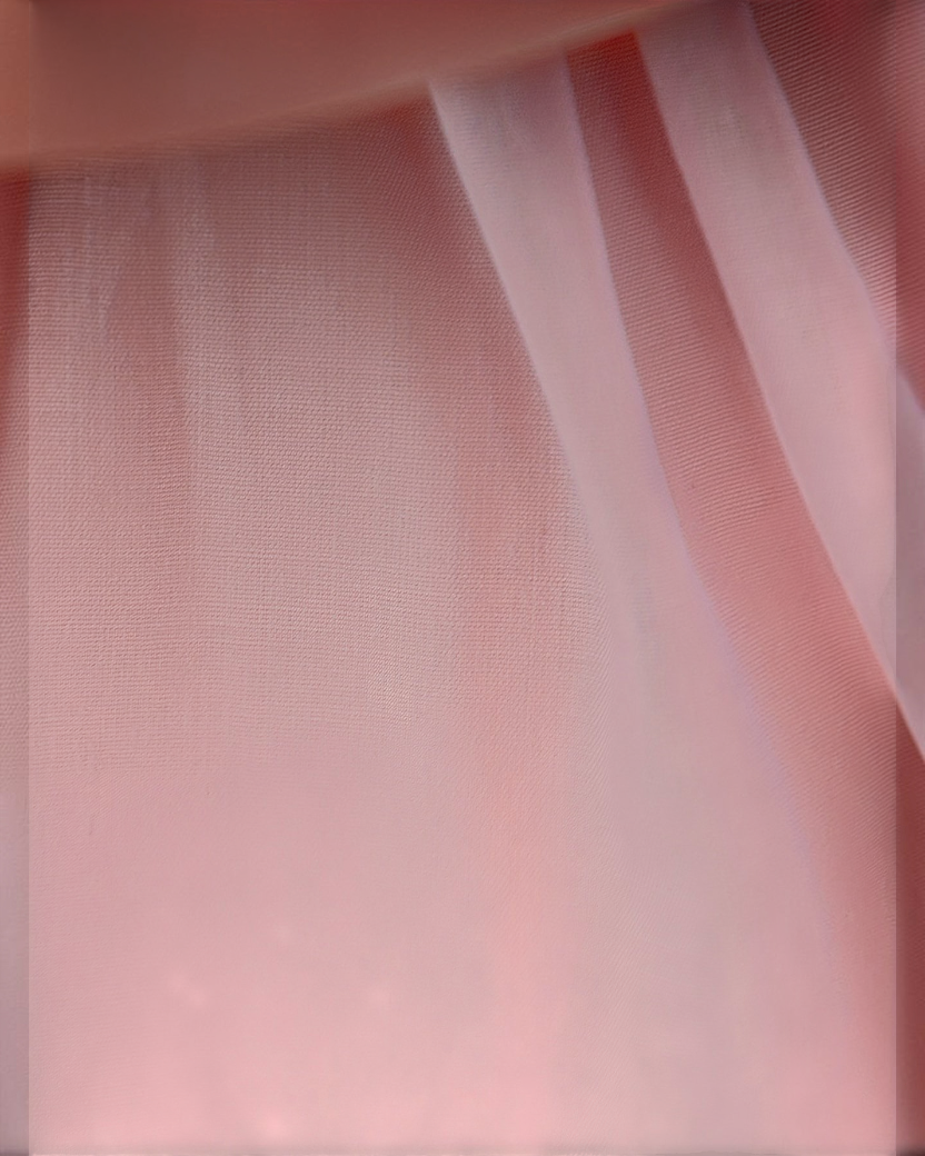 Gros plan sur le tissu rose doux et léger de la robe de princesse Le Cocon d'Or pour bébé fille