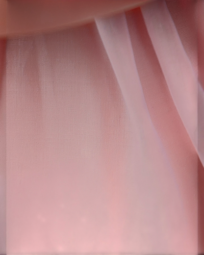 Gros plan sur le tissu rose doux et léger de la robe de princesse Le Cocon d'Or pour bébé fille