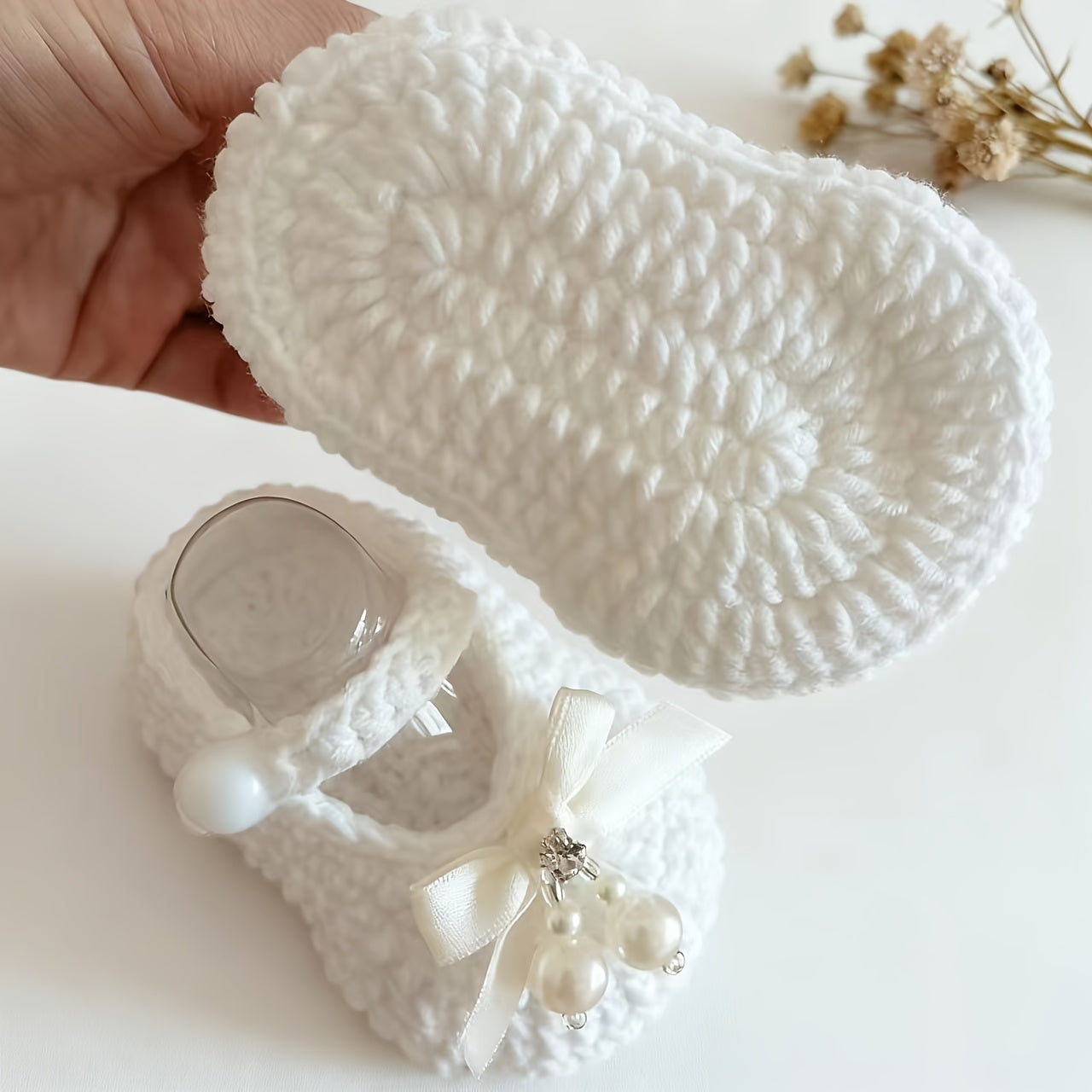 Chaussures de marche pour bébé tricotées à la main, un cadeau pour les nouveau-nés, avec des nœuds, des perles et une semelle souple au design tridimensionnel