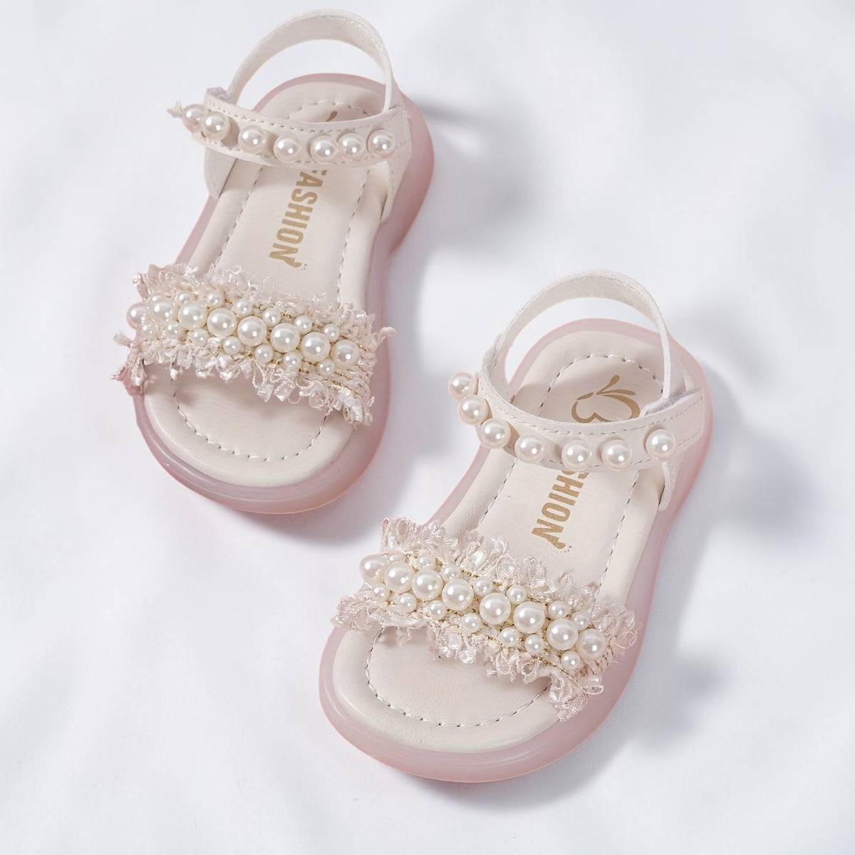 Sandales pour filles Le Cocon d'Or Pearl Blossom blanches avec perles décoratives et bride à scratch