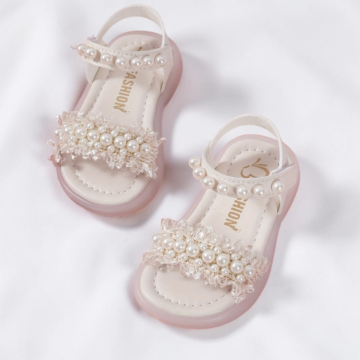 Sandales Pearl Blossom Le Cocon d'Or pour filles en PU blanc avec perles décoratives et bride à scratch