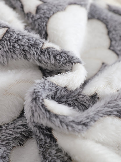 Un haut élégant et polyvalent à manches longues et col rond, couleur blanc uni, associé à un pantalon chaud, parfait pour les bébés garçons pendant l'automne et l'hiver. Cette tenue de nouveau-né est douce et confortable, idéale pour la rentrée scolaire e