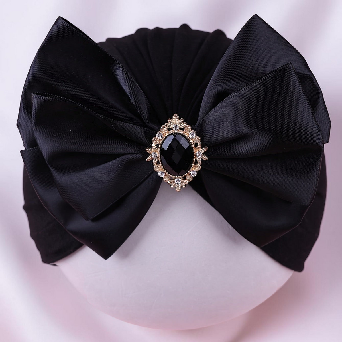 Turban noir Le Cocon d'Or pour bébé avec un grand nœud en satin et une broche centrale ornée de strass