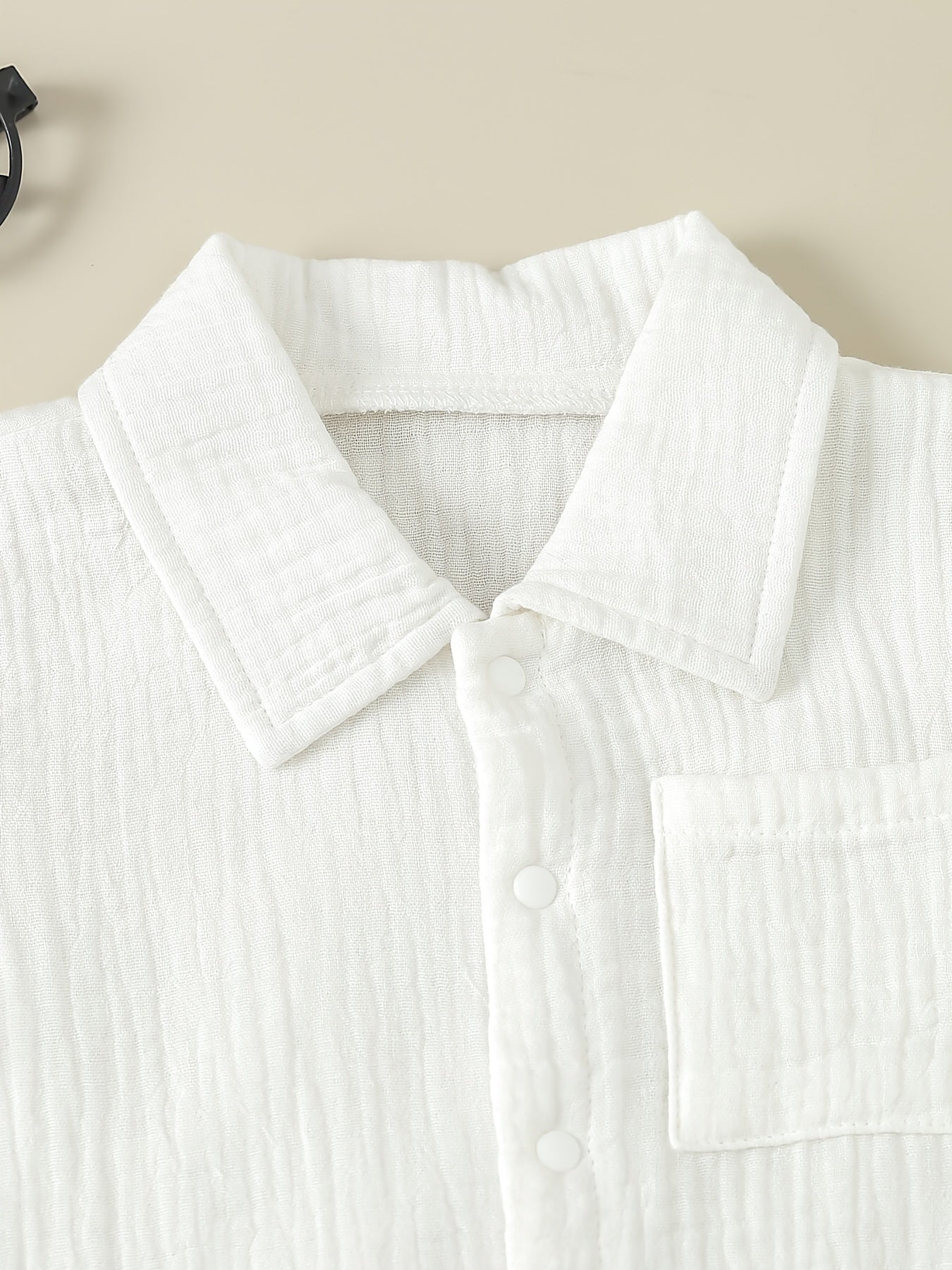 Combinaison d'été blanche à revers pour bébé, manches courtes, nouveau-né, facile à enfiler, design simple boutonné, barboteuse, texture côtelée, tenue de crawl, 0-2 ans, mode bébé, sorties, combinaison, garçons et filles, bébé, polyvalente, couleur unie,