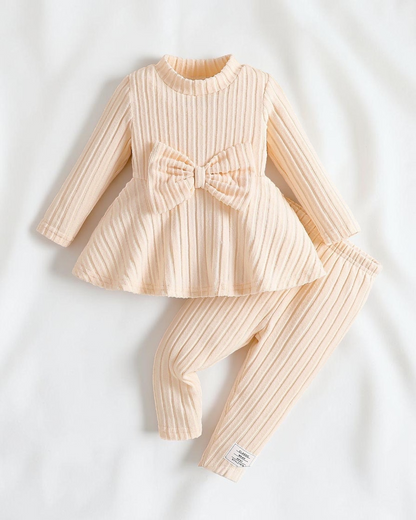 Ensemble Le Cocon d'Or pour petite fille en maille côtelée beige avec haut à basque et grand nœud décoratif