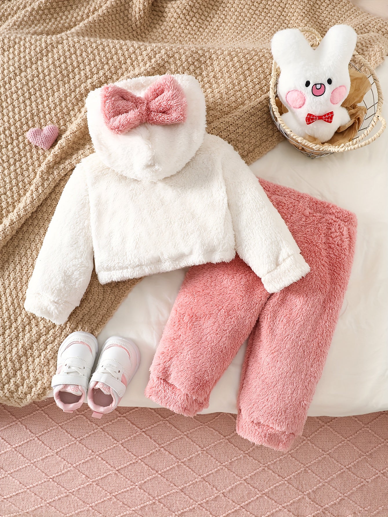 Ensemble 2 pièces tendance automne-hiver pour bébé fille : haut en peluche à capuche brodé avec motif chat et nœud 3D, et pantalon long contrasté, idéal pour les activités de plein air, le quotidien, cadeau parfait pour les nouveau-nées.