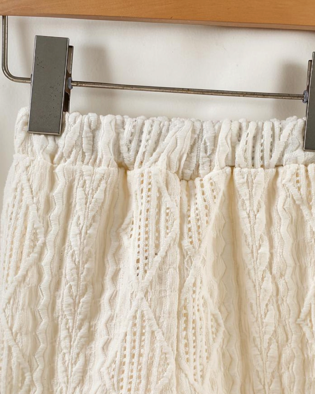 Short blanc en maille texturée pour bébé garçon de la marque Le Cocon d'Or avec motif géométrique en relief
