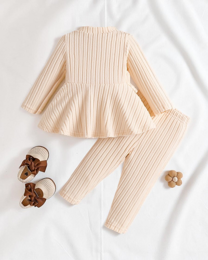 Ensemble Le Cocon d'Or pour petite fille en maille côtelée beige avec haut à basque et pantalon assorti
