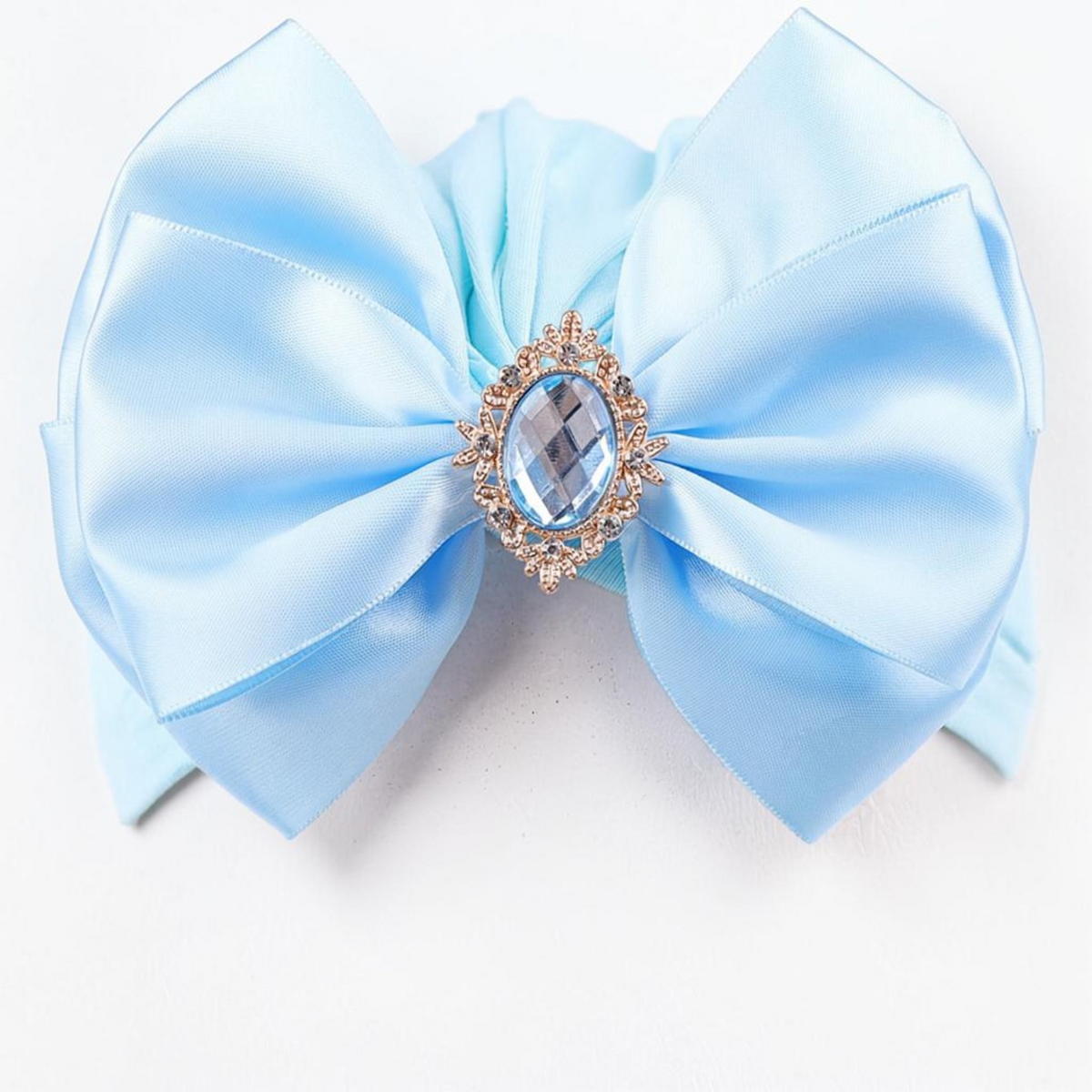 Bonnet bébé bleu clair Le Cocon d'Or avec grand nœud en satin et broche centrale ornée de strass