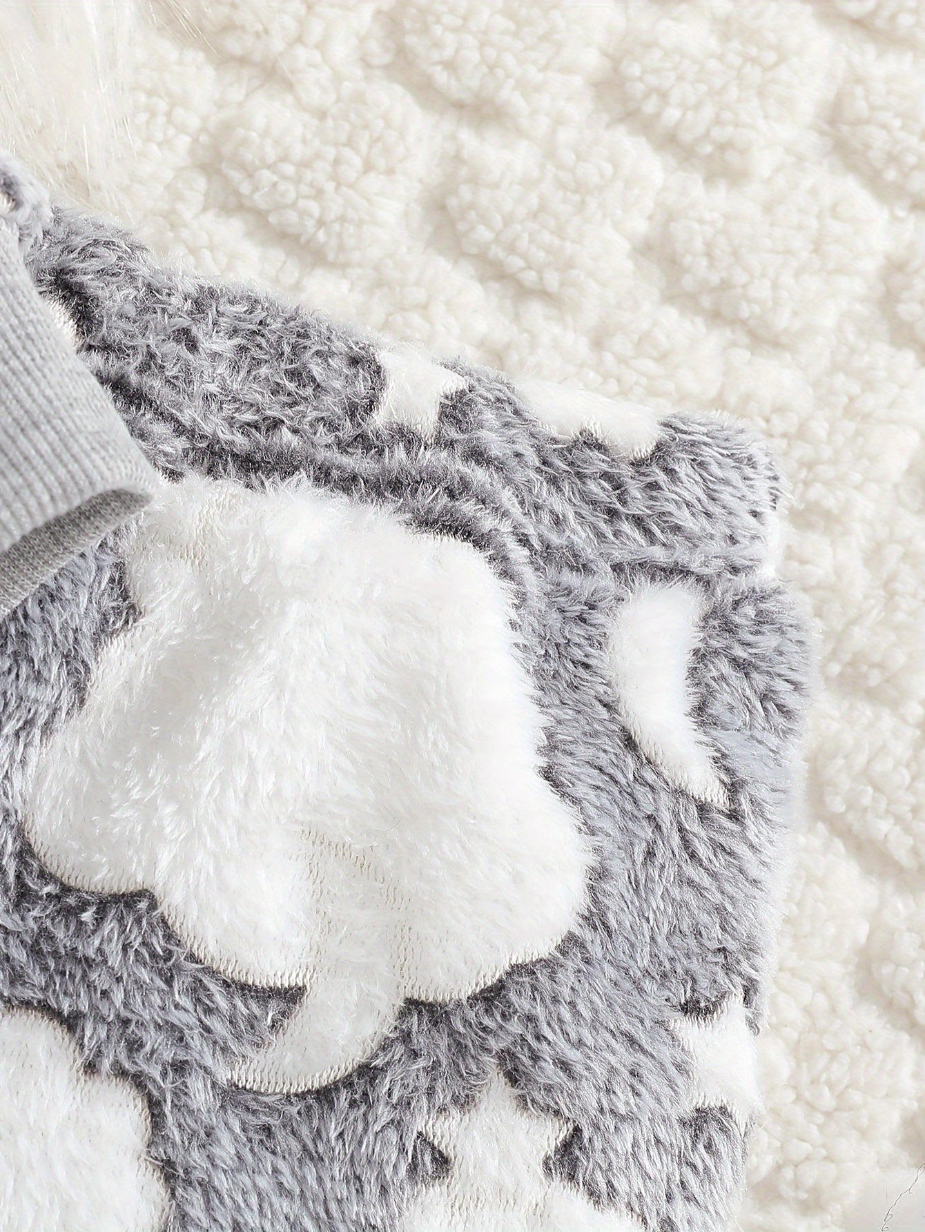 Un haut élégant et polyvalent à manches longues et col rond, couleur blanc uni, associé à un pantalon chaud, parfait pour les bébés garçons pendant l'automne et l'hiver. Cette tenue de nouveau-né est douce et confortable, idéale pour la rentrée scolaire e