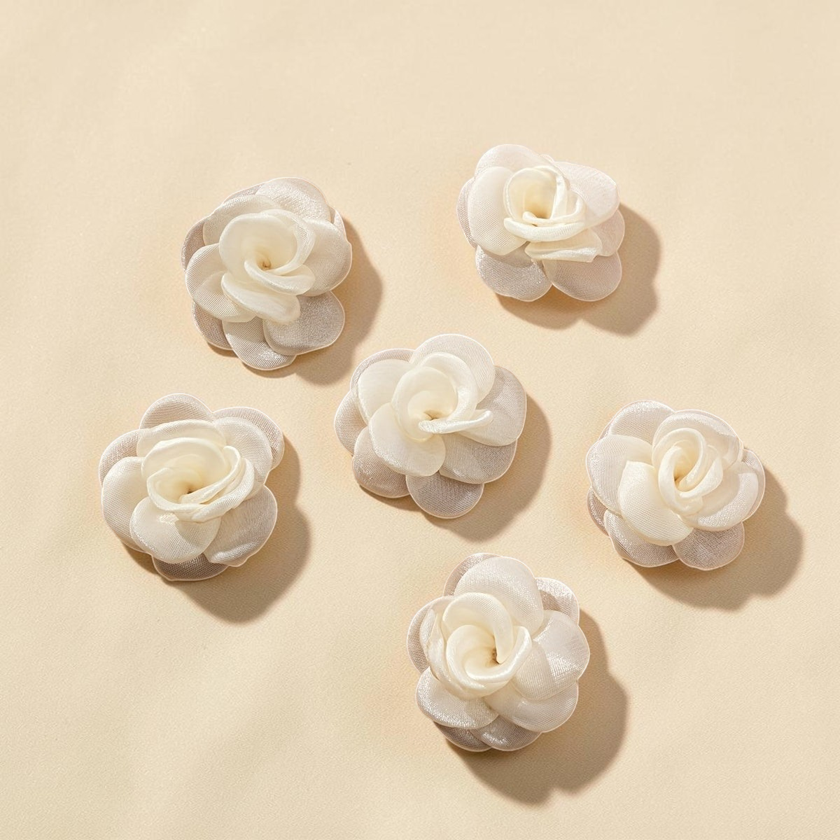Set de 6 pinces à cheveux fleurs roses en tissu blanc élégant par Le Cocon d'Or