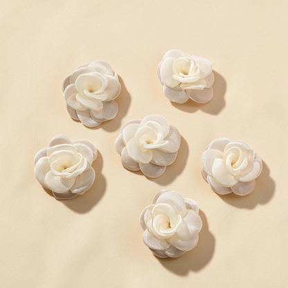 Set de 6 pinces à cheveux fleurs roses en tissu blanc élégant par Le Cocon d'Or