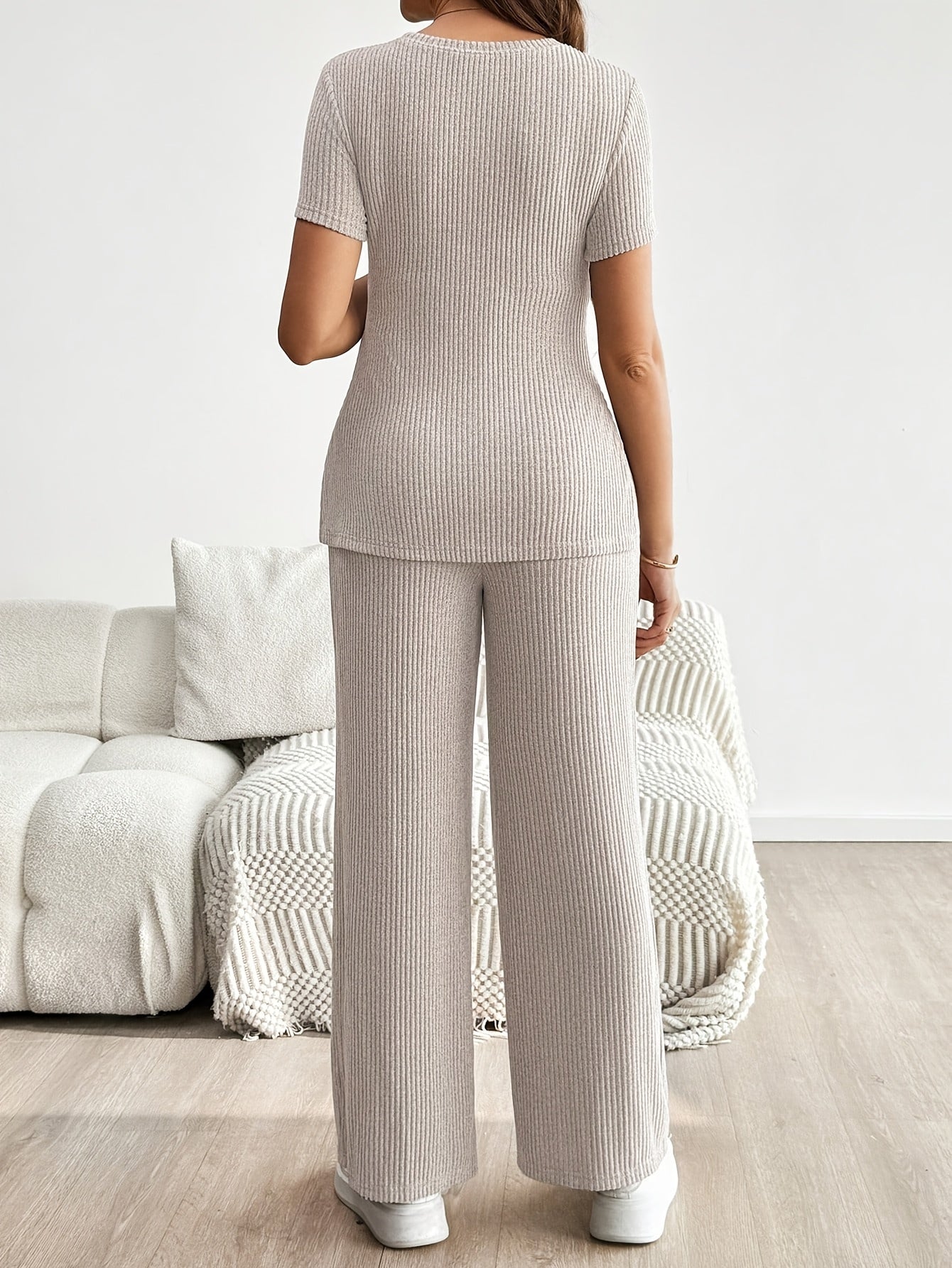 Ensemble deux pièces de maternité décontracté côtelé, haut à manches courtes et pantalon, conception de haut long sur le devant et court sur le dos, conception de haut à fente, ensemble deux pièces de maternité, ensemble deux pièces tricoté, ensemble de m