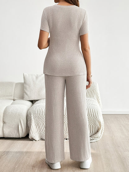 Ensemble deux pièces de maternité décontracté côtelé, haut à manches courtes et pantalon, conception de haut long sur le devant et court sur le dos, conception de haut à fente, ensemble deux pièces de maternité, ensemble deux pièces tricoté, ensemble de m