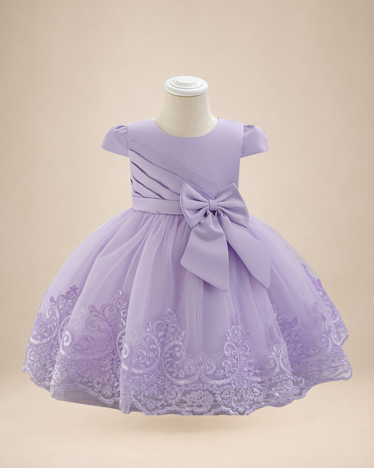 Robe de cérémonie Le Cocon d'Or pour bébé fille, lilas, en tulle avec broderies florales, manches volantées et nœud.