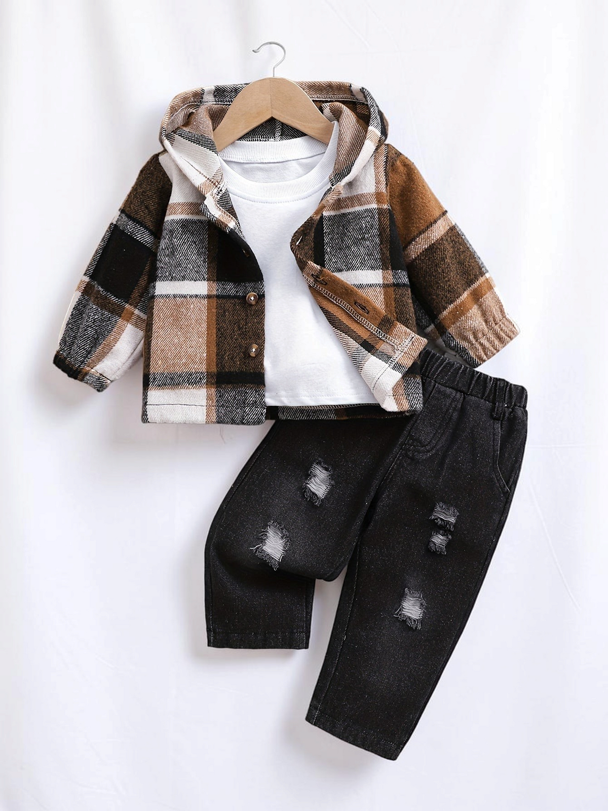 Ensemble Le Cocon d'Or pour bébé garçon avec veste à capuche à carreaux marron, t-shirt blanc et jean noir déchiré