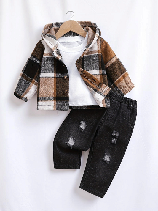Ensemble Le Cocon d'Or pour bébé garçon avec veste à capuche à carreaux marron, t-shirt blanc et jean noir déchiré