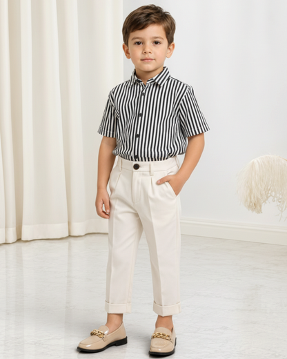 Jeune garçon portant un pantalon de costume beige Le Cocon d'Or avec une chemise rayée et des mocassins