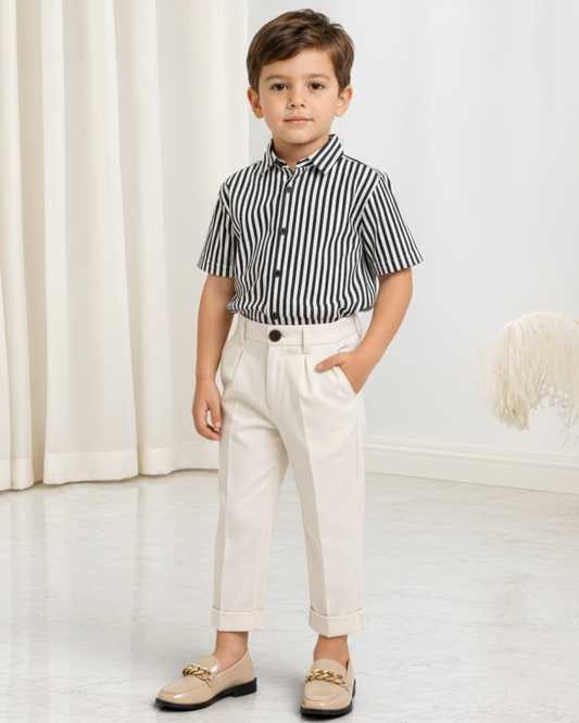 Jeune garçon portant un pantalon de costume beige Le Cocon d'Or avec une chemise rayée et des mocassins
