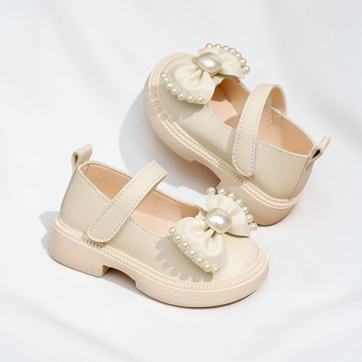 Chaussures de princesse Le Cocon d'Or pour filles en cuir PU blanc avec nœud perlé et bride à scratch