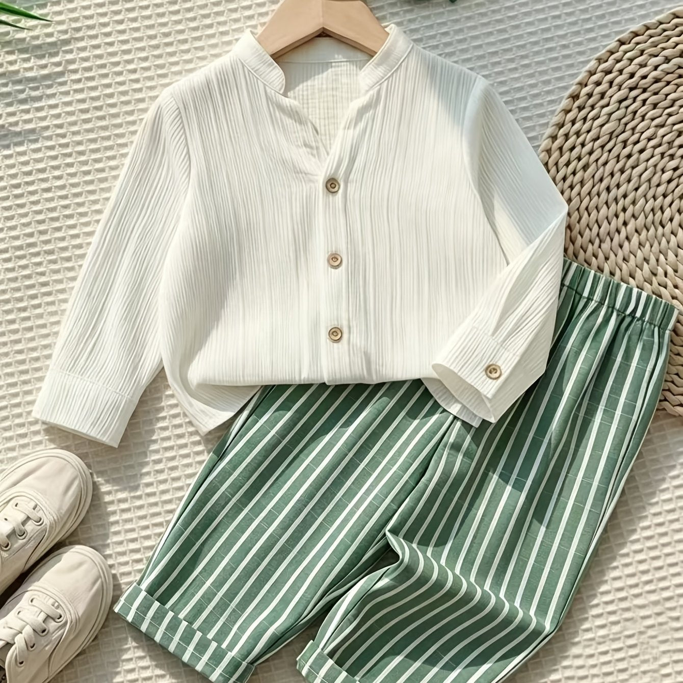 Ensemble chemise à manches longues et pantalon uni et à rayures pour garçon, adapté à un usage quotidien, idéal pour les sorties décontractées, les vacances et le sport. Le tissu léger convient à l'été et à l'automne, parfait pour l'extérieur