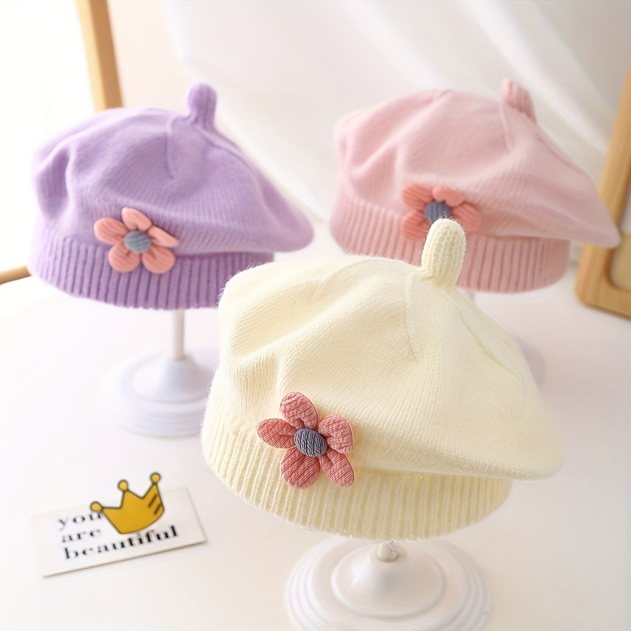Bonnet Beanie avec Décoration Florale - Doux, Extensible, Léger, Chapeau d'Hiver, Couleurs Pastel (Rose/Lavande/Jaune), Coupe Ajustée et Confortable, Adapté pour Thanksgiving et Usage Quotidien, Bonnet Unisexe d'Automne et d'Hiver, Accessoire pour Temps F