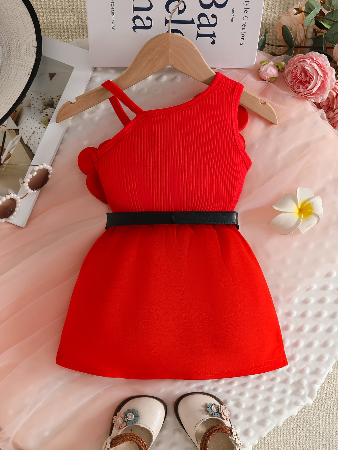 Vêtement pour Fille, Taille 6-24 Mois (4 Ans), Haut Côtelé à Une Épaule et Bretelles Spaghetti avec Grande Fleur 3D sur la Bretelle + Décoration Centrale en Perle, Jupe Courte Ligne A avec Poches et Ourlet à Bordure de Perles, Décoration de Faux Boutons s