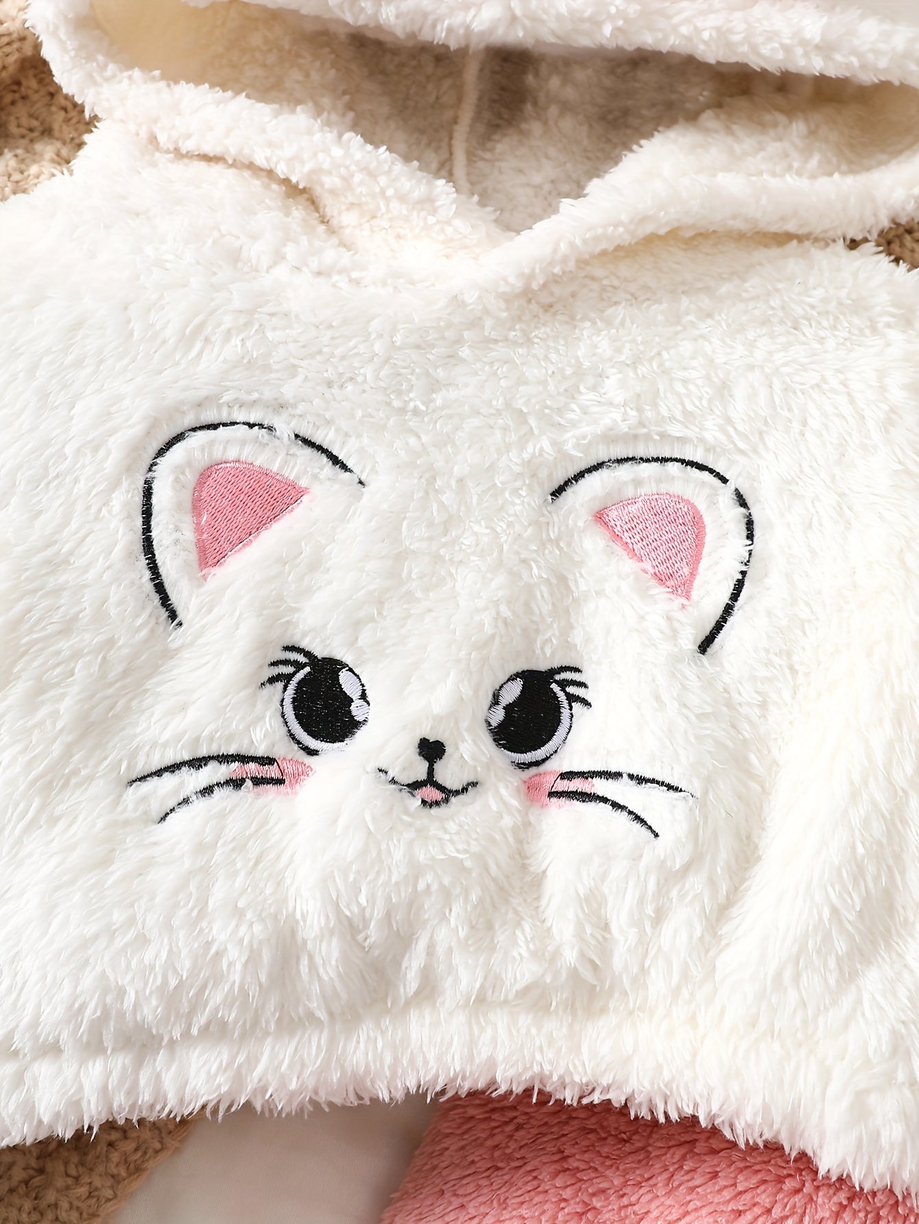 Ensemble 2 pièces tendance automne-hiver pour bébé fille : haut en peluche à capuche brodé avec motif chat et nœud 3D, et pantalon long contrasté, idéal pour les activités de plein air, le quotidien, cadeau parfait pour les nouveau-nées.