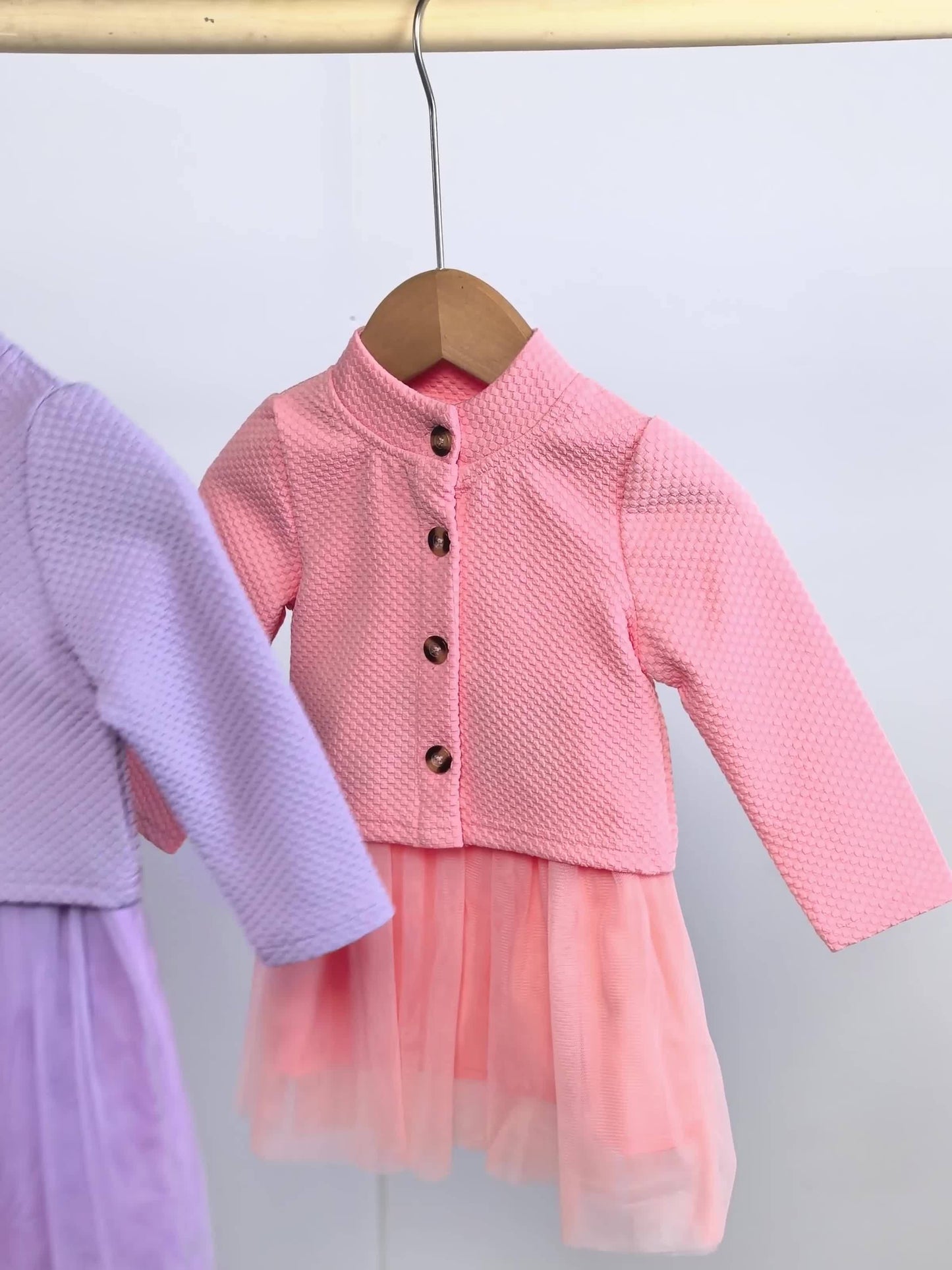 Ensemble décontracté pour fille comprenant une robe à fleurs brodée, une veste et une jupe, idéal pour l'extérieur