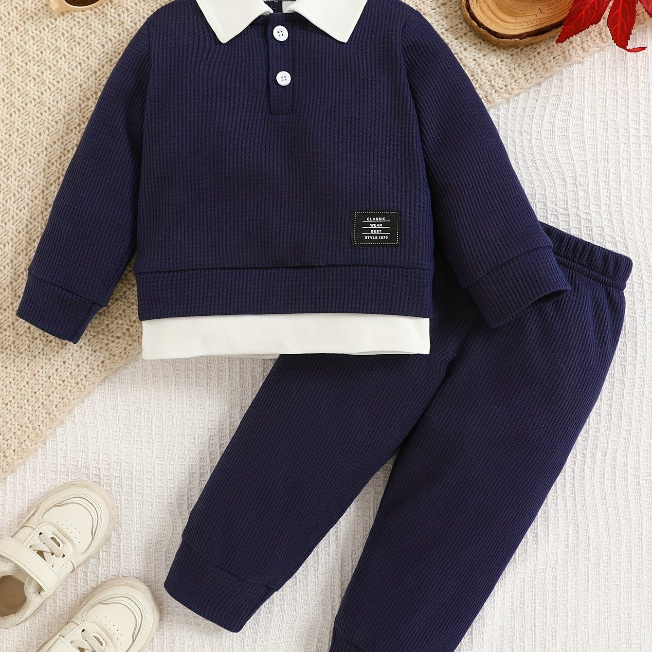 Ensemble 2 pièces pour garçon en maille gaufrée 2-en-1 : sweatshirt à manches longues avec revers et boutons et pantalon long à taille élastique, uni, à la mode, polyvalent et confortable, tenue quotidienne, ensemble printemps/automne, vêtements pour garç