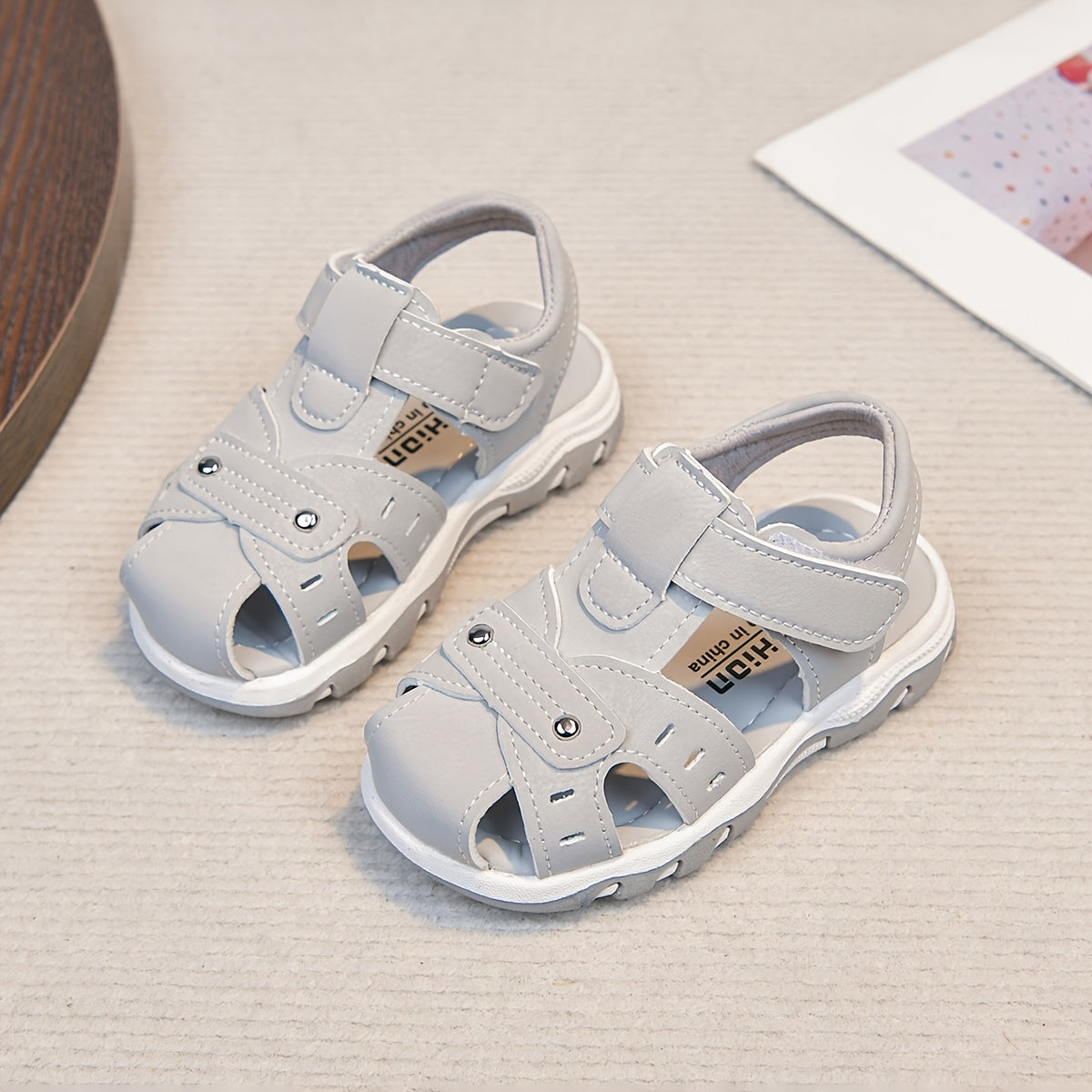 Sandales d'été pour garçon avec embout -coup de pied, chaussures de plage à semelle souple antidérapante, chaussures décontractées bébé à scratch, à la mode et polyvalentes pour un usage quotidien