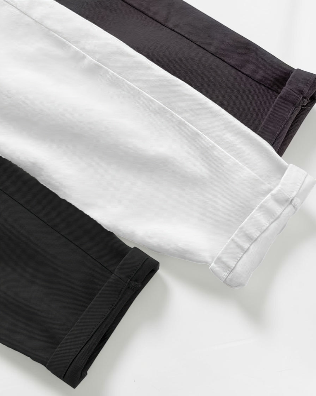Pantalon cargo Le Cocon d'Or pour enfant en tissu lyocell tissé, disponible en noir et blanc, coupe décontractée