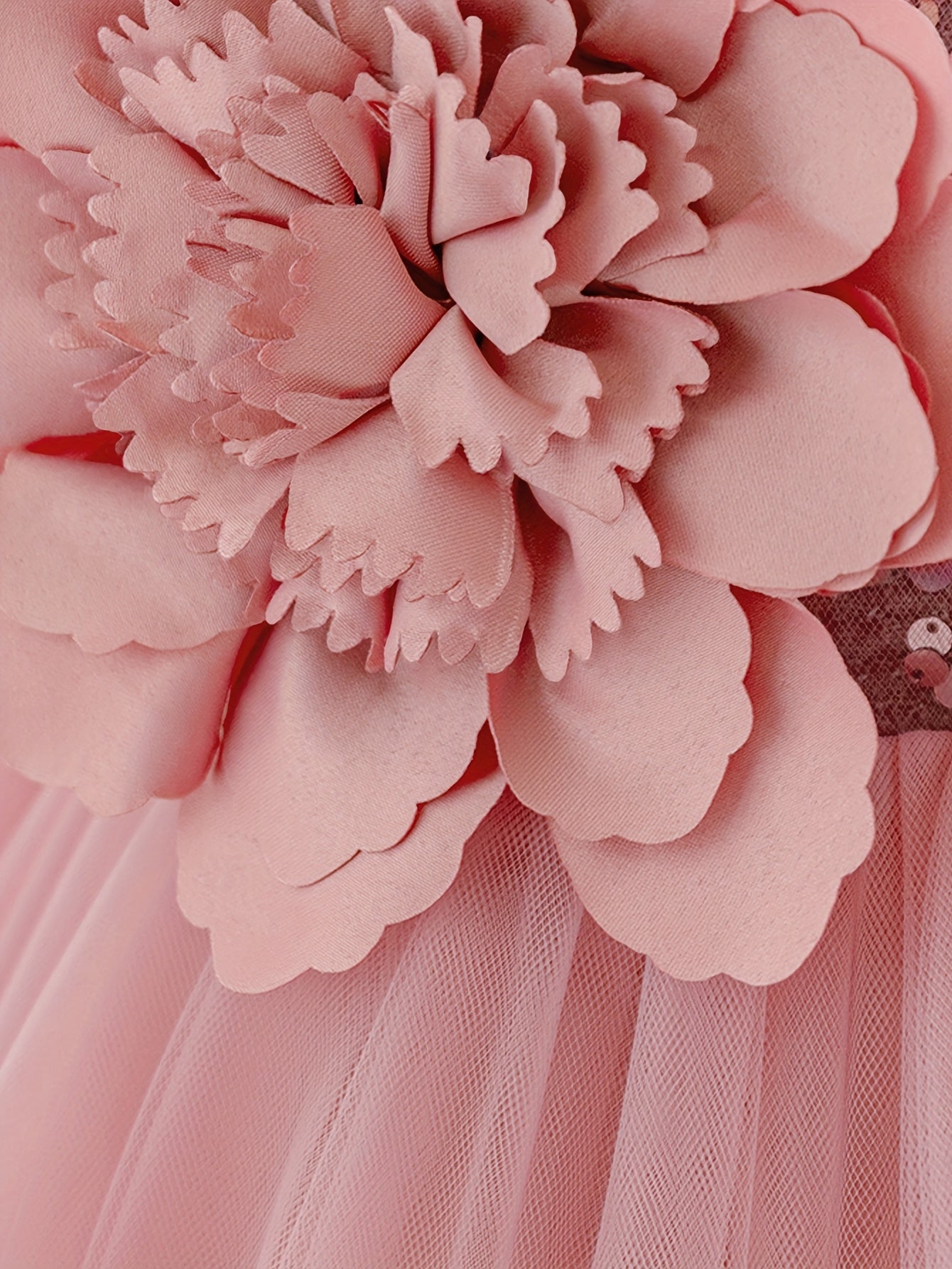 Robe de princesse étincelante pour bébés filles, avec des manches à volants et des décorations florales tridimensionnelles élégantes, parfaite pour les fêtes d'anniversaire et les réunions