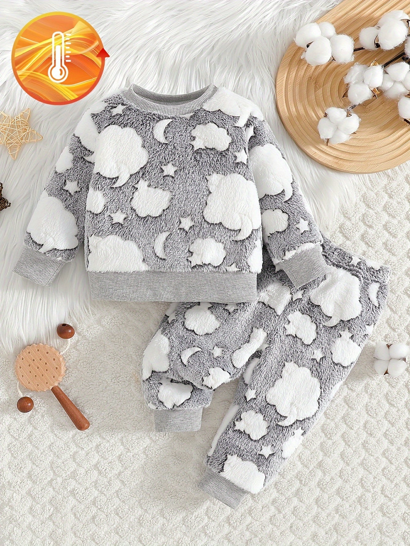 Un haut élégant et polyvalent à manches longues et col rond, couleur blanc uni, associé à un pantalon chaud, parfait pour les bébés garçons pendant l'automne et l'hiver. Cette tenue de nouveau-né est douce et confortable, idéale pour la rentrée scolaire e