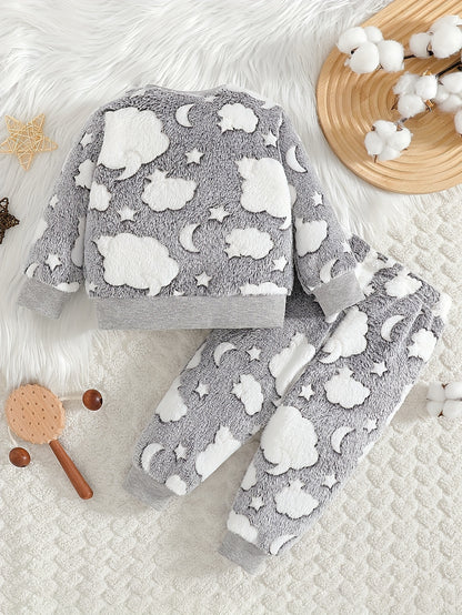Un haut élégant et polyvalent à manches longues et col rond, couleur blanc uni, associé à un pantalon chaud, parfait pour les bébés garçons pendant l'automne et l'hiver. Cette tenue de nouveau-né est douce et confortable, idéale pour la rentrée scolaire e