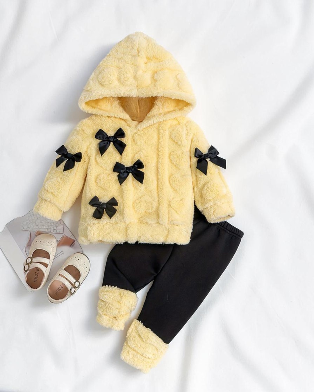 Ensemble Le Cocon d'Or pour bébé, veste jaune en polaire à capuche avec nœuds noirs et pantalon assorti
